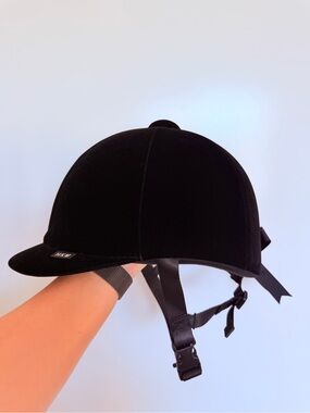 HKM black riding helmet Size: 56 cm / US 7 (Medium)